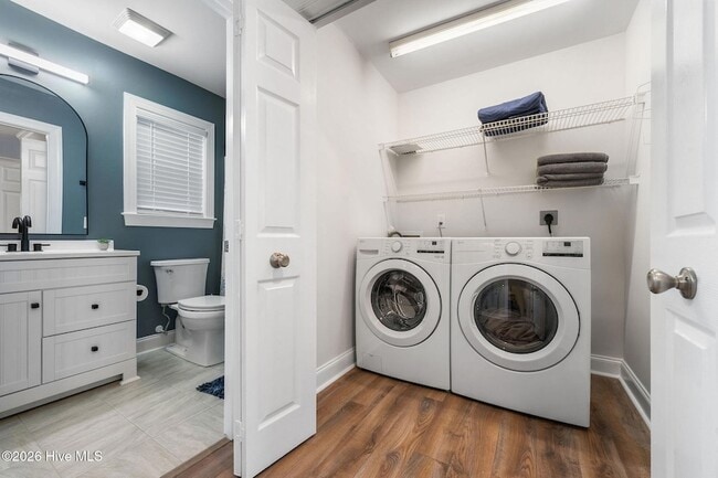 Building Photo - 720 Queen St