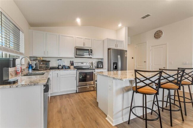 Building Photo - 495 Overpool Ave