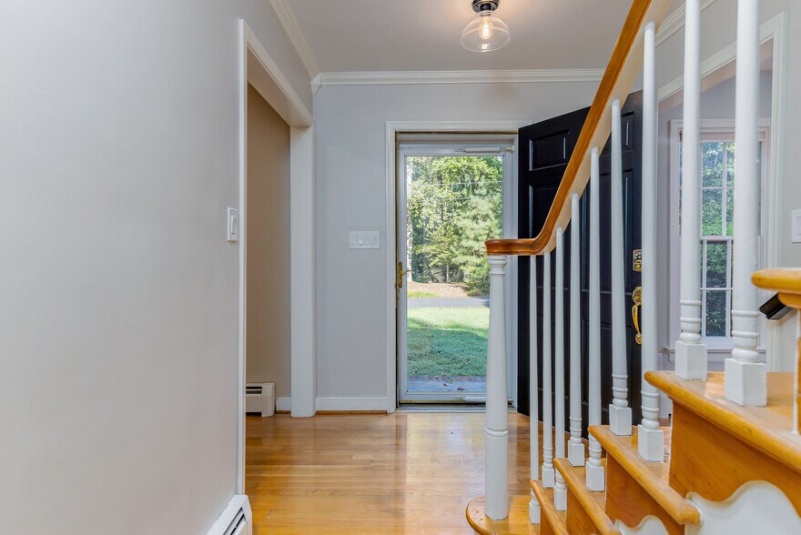 Front hallway / Foyer - 114 Richards Rd