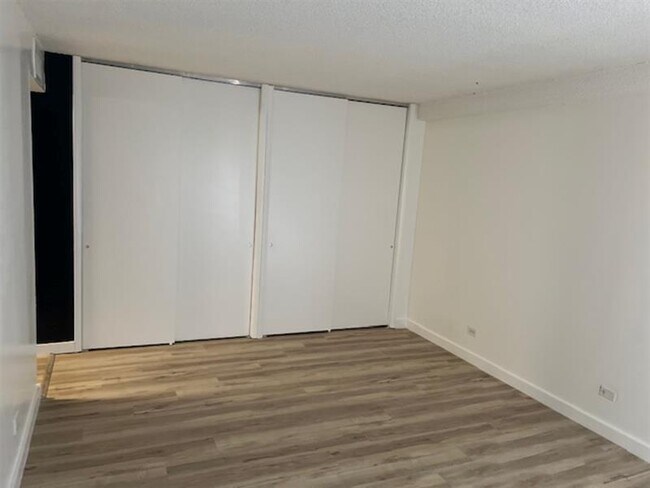 Building Photo - 3720 Inverrary Dr