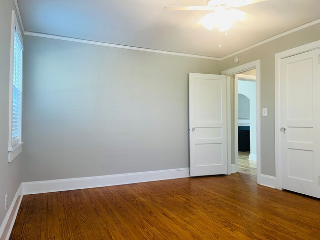 Building Photo - Adorable cottage style home with large fenced in backyard near Downtown Lagrange! Must see!
