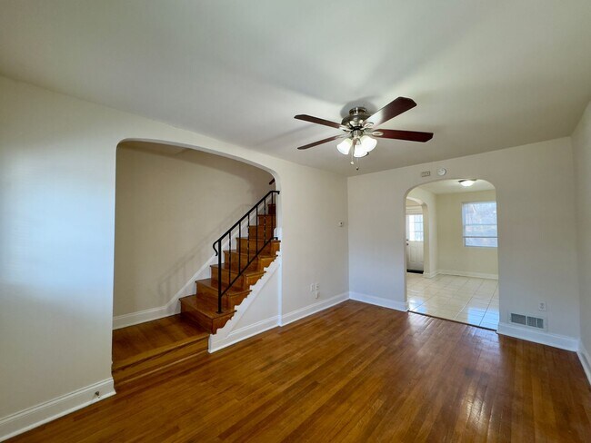 Building Photo - Charming 2 Bedroom/1 Bathroom Townhome in Medford!