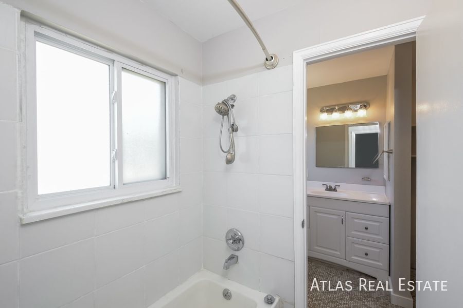 Building Photo - 730 S Oakland St