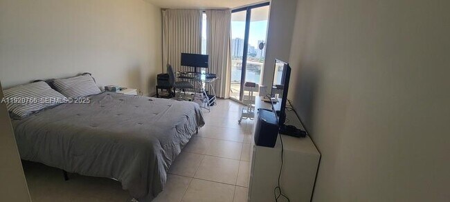 Building Photo - 3600 Yacht Club Dr