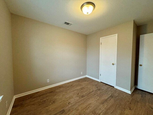 Building Photo - 219 Crystal Knoll Blvd