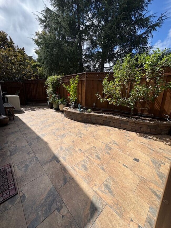 Building Photo - Los Gatos Family Townhome Ready for Move i...