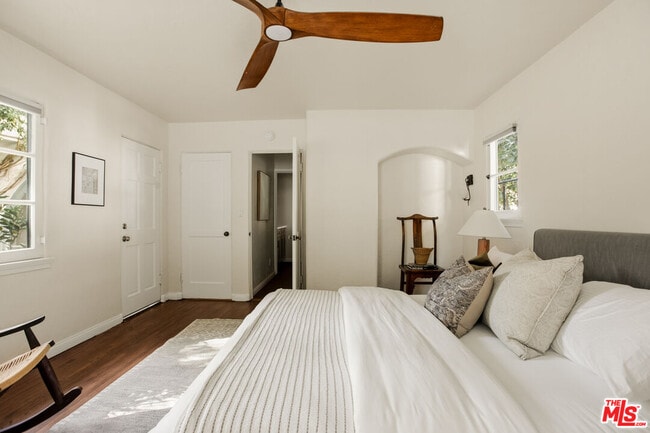 Building Photo - 1518 N Beverly Dr