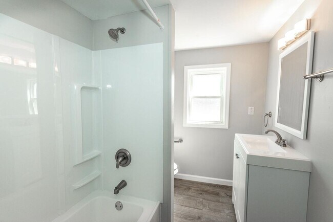 Building Photo - 453 Edith St