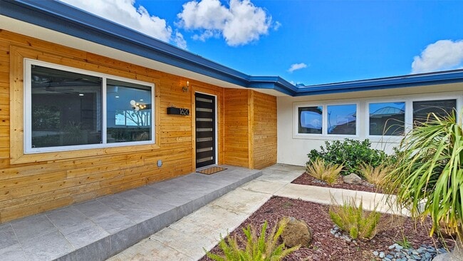 Building Photo - Waialae Nui Ridge - Renovated 4 bedroom, 3...