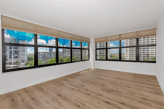 Building Photo - 2500 Parkview Dr