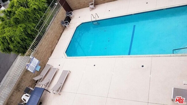 Building Photo - 533 S St Andrews Pl