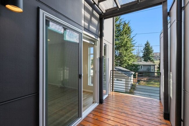 Building Photo - Newly Built Air-Conditioned Luxury Townhome in Highly Desired Admiral