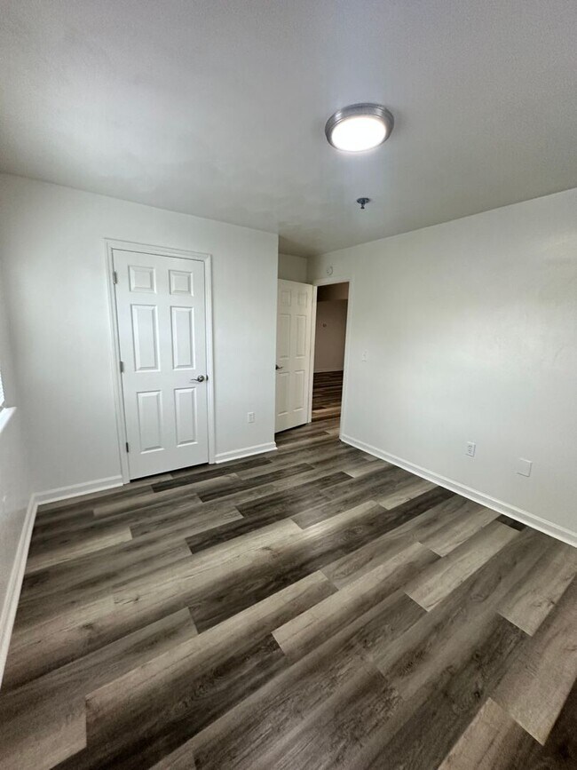 Building Photo - $1180 for 1 bedroom in a 4 Bedroom Apartme...