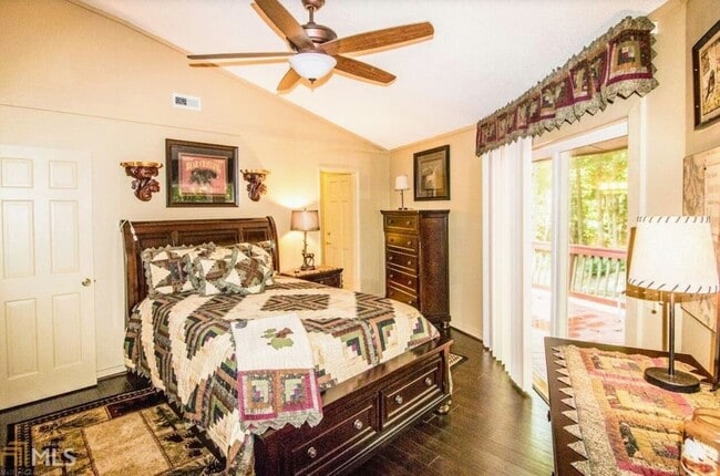 Building Photo - 50 Broadmoor Ln