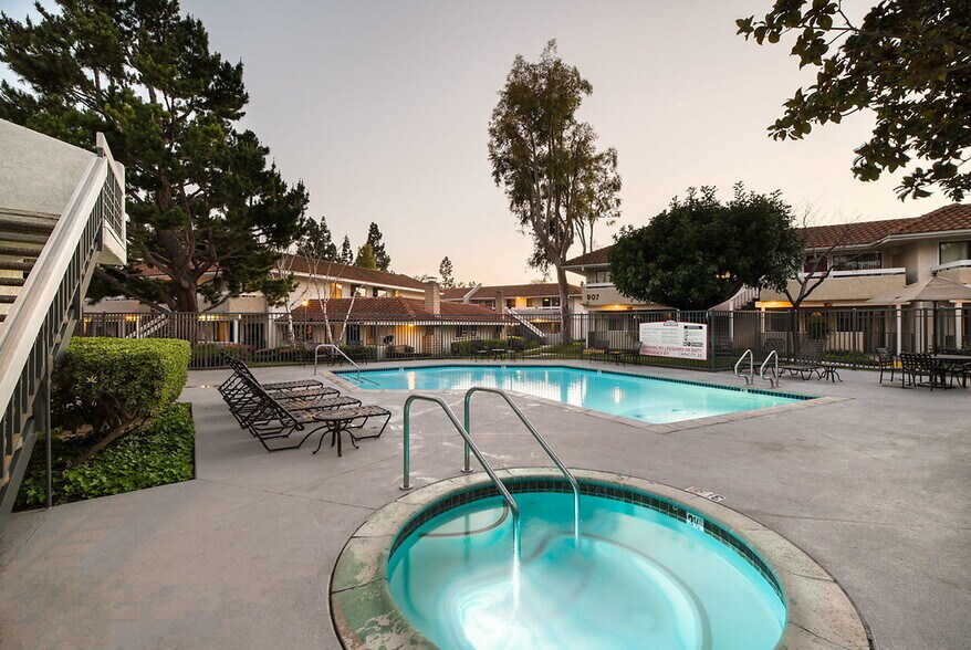 Building Photo - Camarillo Oaks