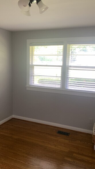 Building Photo - 619 Crieve Rd