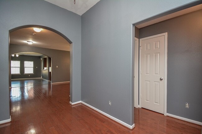 Building Photo - 917 Almond St