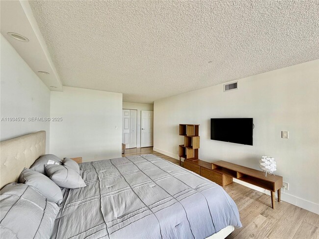 Building Photo - 1000 Parkview Dr