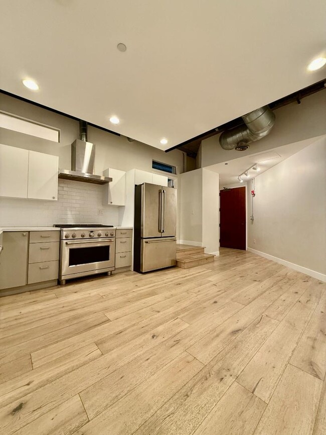 Building Photo - 21 E 6th St