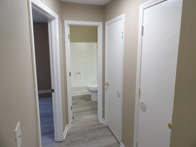 Building Photo - 217 Landings Dr