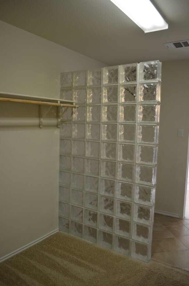 Building Photo - HUGE 5 BEDROOM HOME IN SAVANNAH HEIGHTS!