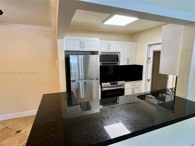 Building Photo - 1958 Monroe St