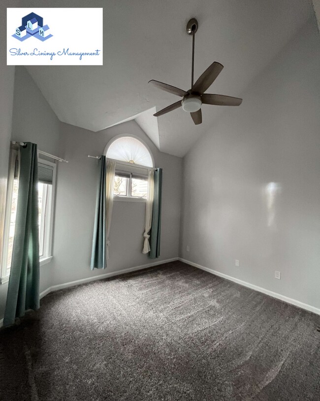 Building Photo - Massive lake front condo with tons of amen...