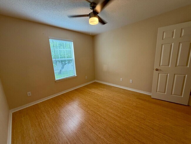 Building Photo - 4 bed 2bath with Pool