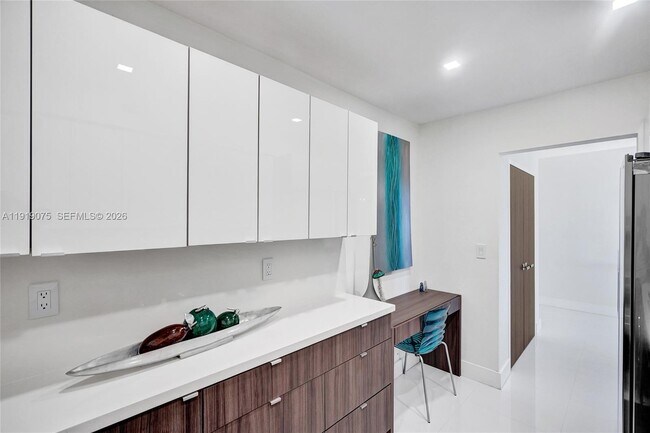 Building Photo - 2501 S Ocean Dr