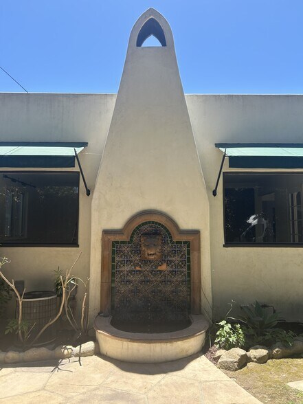 Building Photo - 2027 State St