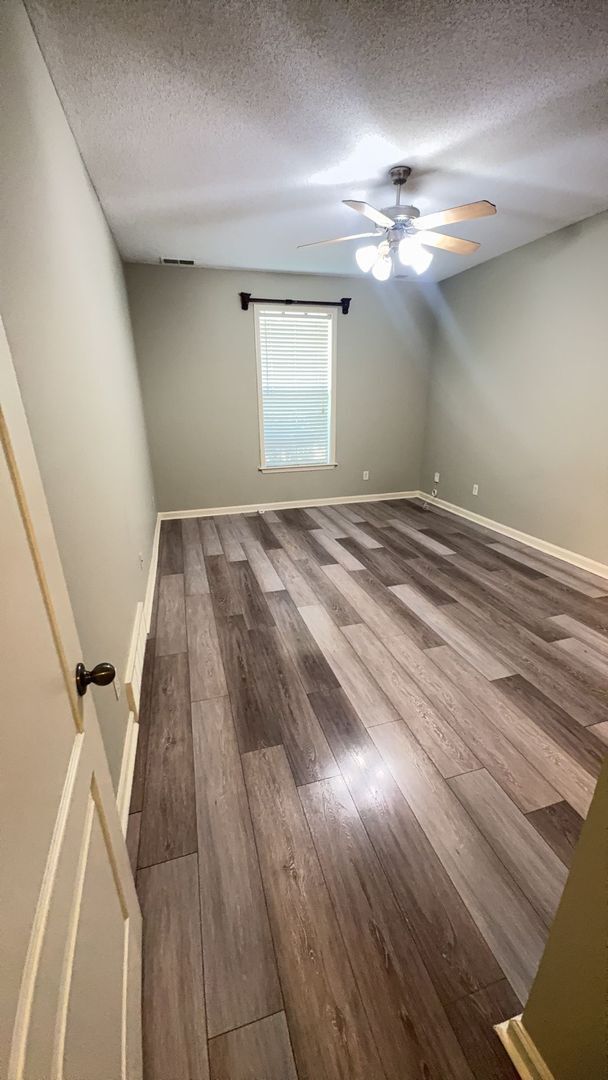 Building Photo - Spacious 3-Bedroom Home with Double Garage...