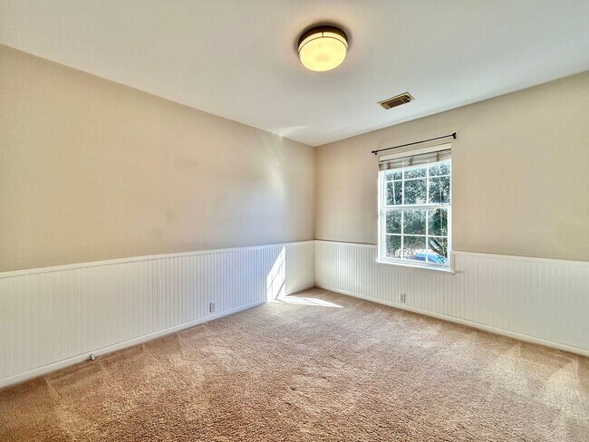 Building Photo - Beautiful 4-Bed Home with Open Floorplan, ...