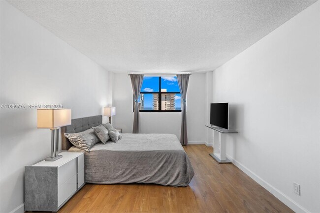 Building Photo - 290 174th St St