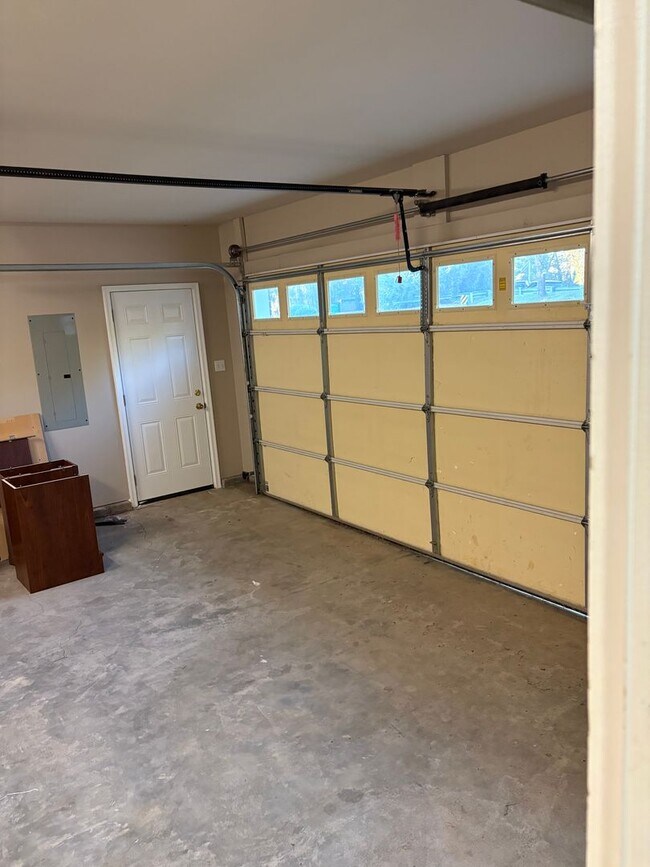 Building Photo - Knoxville 37923 - 3 bedroom, 2.5 bath home...
