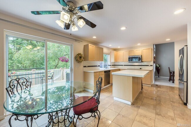 Building Photo - Everett Single Family house 3 bd 2.5 bath ...