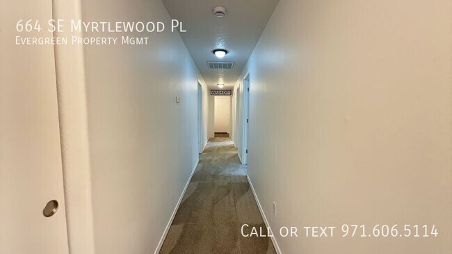 Building Photo - 664 SE Myrtlewood Pl