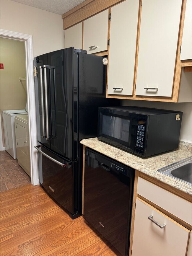 Building Photo - Nashua Ledgewood Hills condo for rent