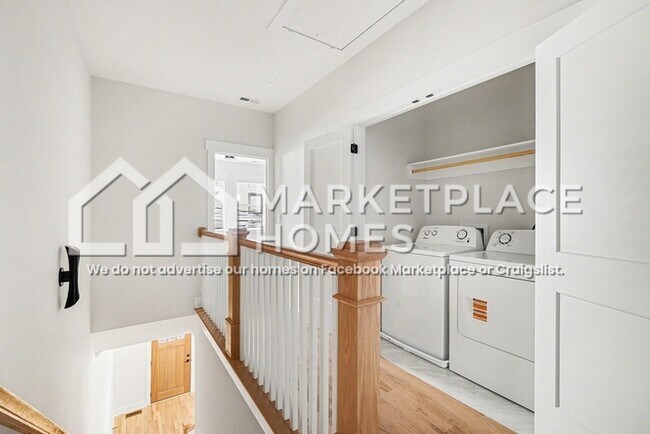 Building Photo - 1034 E Trinity Ln