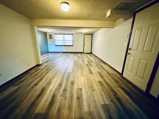 Building Photo - {1809} Spacious Duplex in Great Blue Springs Location + Finished Basement + 1 Car Garage