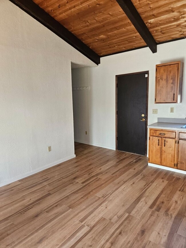 Building Photo - 2bd 1ba W/Fenced Yard