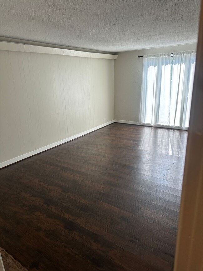 Building Photo - Large 5 Bedroom House in North Campus!