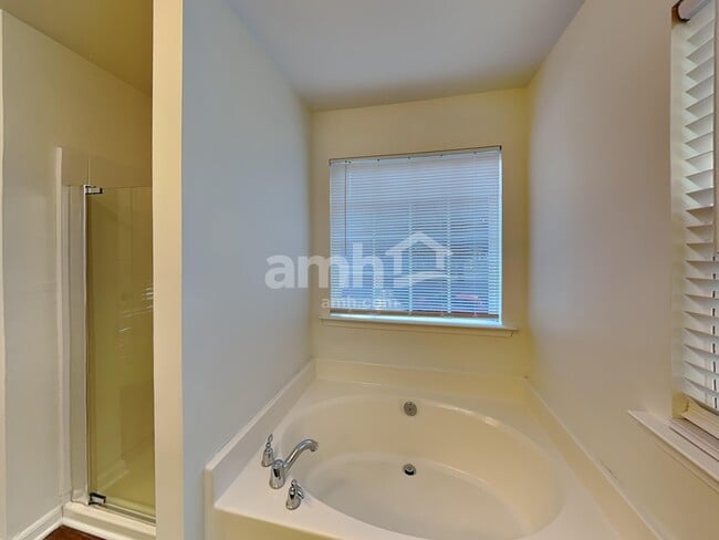 Building Photo - 15516 Crossing Gate Dr