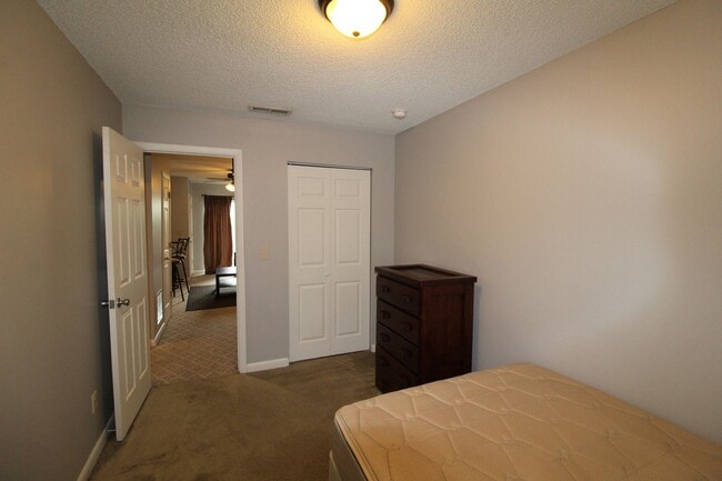 Building Photo - 1330 Bradley Dr