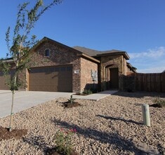 Building Photo - Wood Like Tile Flooring & Vinyl Plank - No Carpet / 1 Story Unit/ Fenced in Yard / Interior Washe...