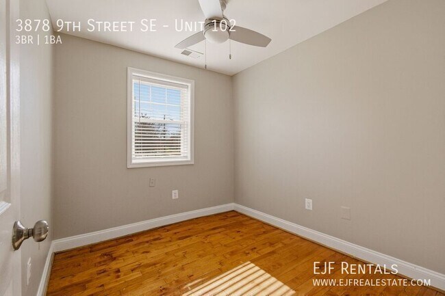 Building Photo - 3878 9th St SE