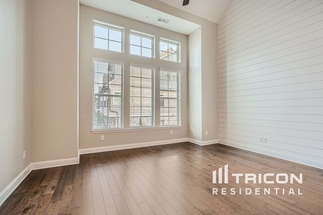 Building Photo - 1068 Moorewood Ln S E