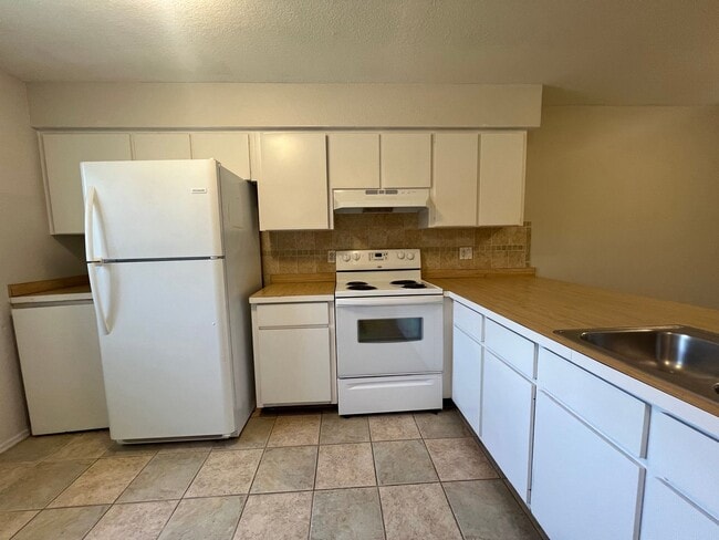 Building Photo - $1,200/month ** Annual ** 2 bed / 1 Bath -...