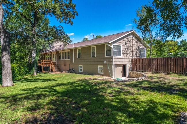 Building Photo - 309 Brookside Dr E