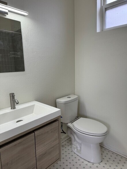 Building Photo - 1440 N Washtenaw Ave