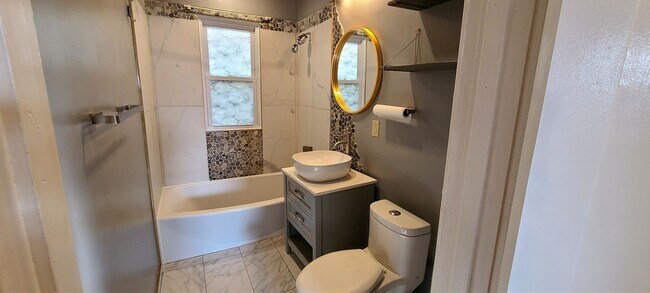 Building Photo - Charming 2 bedroom, 1 bathroom upper-level duplex in Saint Paul